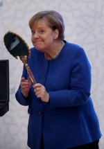 merkel_mirror_ampe_22178093.jpg