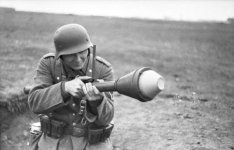 Bundesarchiv_Bild_101I-710-0371-20,_Ukraine,_Ausbildung_an_Panzerabwehrwaffe.jpg