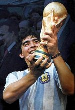 230px-Maradona-Mundial_86_con_la_copa.jpg